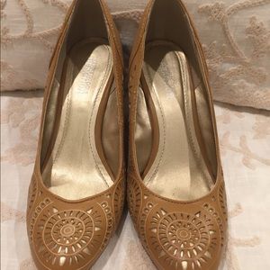 Kenneth Cole Tan And Gold Laser-cut Wedges